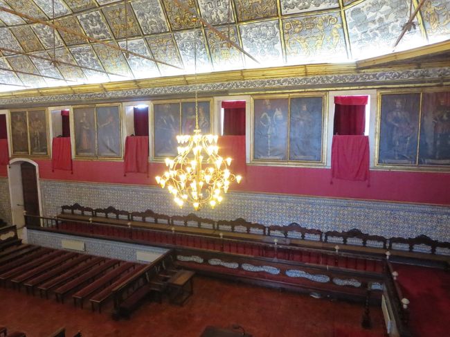 帽子の間は、１７世紀に作られた宮廷の広間です。<br /><br />壁には、歴代のポルトガル国王の肖像がかかっています。