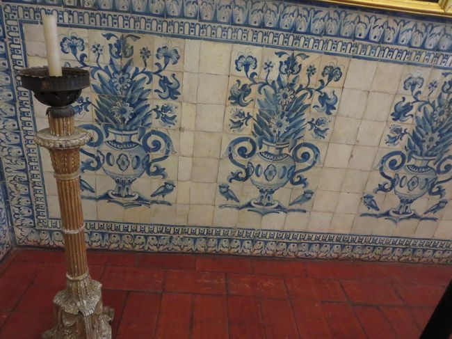 いろんな方の肖像画の下には、アズレージョ♪