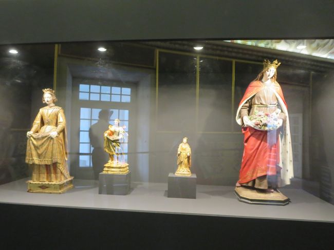 イザベル女王などの像