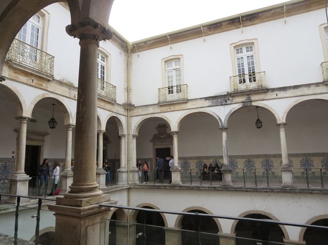 回廊から、中庭をが挟んで反対側の回廊を。