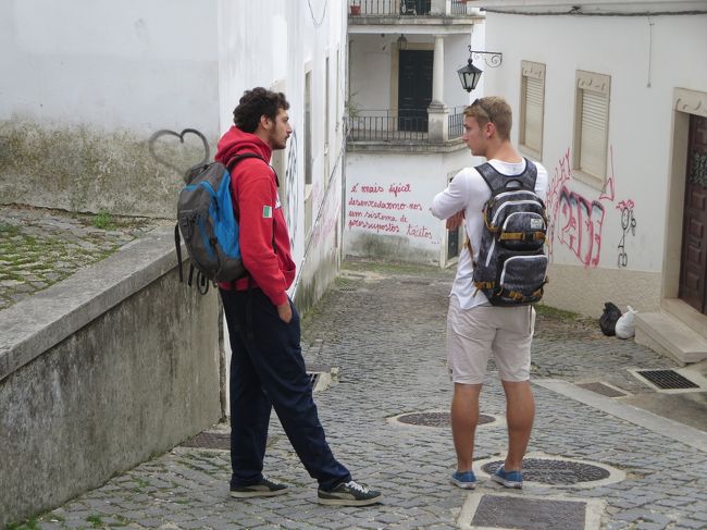 学生さんでしょうか？観光客でしょうか？<br /><br />なんだか、落書きのハートが、丁度いい位置にあって（笑）。