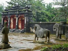 10分ほど車で移動しミンマン帝陵へやってきました。

入口の門の所に象や馬や役人像があります。
