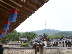  

次に訪ねる場所は韓国の伝統の美と文化が楽しめる「南山・韓屋村(ナンサンコル・ハンオクマウル/??? ????)」。昔の韓国の文化や生活を体験することができるので、特に外国人観光客に大人気です！韓服(チマチョゴリ)体験、韓紙工芸体験、ハングル書き、伝統茶体験などの伝統文化体験プログラムに参加して特別な思い出を作ってみましょう。広場では様々な民族遊びの体験コーナーもあります。

 

韓屋村の観光が終わったら、木浦に移動するために龍山(ヨンサン)駅に移動します。地下鉄4号線か1号線を利用して「 龍山(ヨンサン/??)駅」に移動し、KTXに乗り換えます。

 
