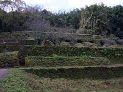 遊歩道から脇道に入って、清水谷精錬所跡に到着です。このような遺構が見事に残っていて素晴らしいです。佐渡金山にも基礎のみ残った精錬所跡がありました。