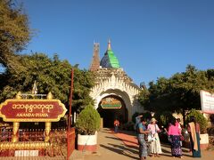 城壁の外にある、アーナンダ寺院。
バガンへ訪れた人が必ず立ち寄るといっていいであろう、有名スポットです。