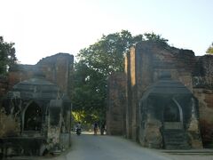 ここから城壁です。タラバー門という名前が付いています。
城壁の中、狭いエリアにたくさんの遺跡が密集して残っています。