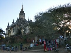 まず行ったのは、シュエグーヂー寺院。

入口でココナッツを売っていたおばさんに強く勧められ、断るのに少し難儀しました。