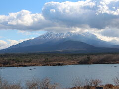 続いて、西湖へ行くつもりが、西湖をとばして精進湖からの富士山
（頭に雲がかかってしまいました。）
