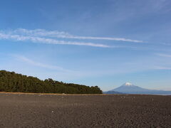 若干霞んでいるような気もしますが、今日も富士山は、きれいに見えています。
