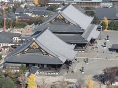 西本願寺

東京を7時過ぎに出て、京都には10時前に到着。
荷物を預け（ホテル直送便）一度も登っていない京都タワ－へ、天気が良く京都市内を見渡す事が出来、真下には写真の西本願寺が････。