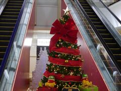 １２月の成田空港はクリスマスの装飾で彩られ、何だか暖かくなるような雰囲気です。