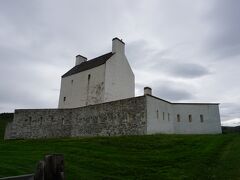 Corgarff Castle.
去年も来ましたが、管理人が開場の時間に来なかったので、内部を見る事ができませんでした。我々が駐車場から出発しようとしている時にやって来ましたが、時間の都合で引き返す事が出来ませんでした。
今年も見る事が出来ませんでした。ここに至る道路が通行止めとなっていたので、休館となっていました。現時点では通行止めが解除になっています。しかし夕方ですので管理人さんは来ないでしょね。
二度も見れないのは、残念ですが、、一度あることは三度あると言いますので、
次回来るチャンスがあっても、来ないように努めます。