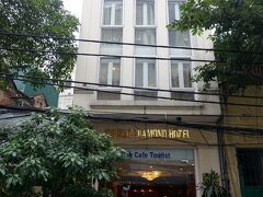 ハノイで２泊するHOLIDAY DIAMOND HOTELです。

口コミの評判が良いのと旧市街で東河門に近くて分かり易い
場所にあり、迷わなさそうなので選びました。
旧市街なので大きい建物が建築できないため、細長いホテルですが
部屋も十分な広さがありメッケものでした。
