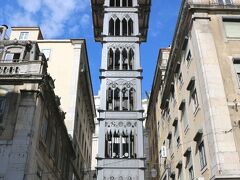 『サンタ・ジュスタのエレベーター』（後日撮影）

1902年建造の高さ45ｍの鉄塔で
低地のバイシャ地区と高地のバイロ・アルト地区を結んでいます。

真正面からの写真でわかりづらいのですが
エレベーターで上まで登ると、後ろ側にバイロ・アルトへ通じる
連絡橋があり、カルモ教会の脇に出られます。