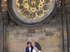 さあ、もうすぐ16時です。
天文時計の前に戻ってみると、結婚の記念撮影中。
絵になります♪