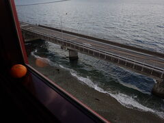 串駅付近の鉄橋から。
今、波打ち際を走っています。