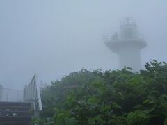 灯台がたっていて、海岸に向かって遊歩道が伸びていた。