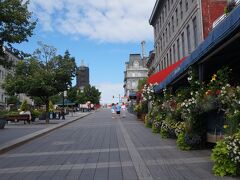 モントリオール旧市街のジャック・カルティエ広場。ここが旧市街1景観の良いところで、フランスの街並みと北米の新しさを足したような、お互いの良いところが出てる場所！
ここで少し休憩したり、歩いたり…気持ちいい場所でした★