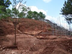 ティワンカ・ピリマゲ寺院、中世シンハラ王朝の終わりを象徴する寂しい遺跡でした。

これで遺跡地区の北の端まで行ったので、あとは残った南の遺跡を見て回ります。

１４時２０分、戻る途中で見つけたのが、足場が組まれた発掘中の遺跡のようなもの。

調べてみると、どうやら“デマラ・マハー・サーヤ”（Demala Maha Seya）というレンガでできた遺跡のようで、“大王”と称されるパラークラマ・バーフ１世（在位：1153-86年）が南インド軍との戦いで獲得した捕虜を使って仏塔を建設しようとした跡とのこと。

残念ながら工事は未完に終わったとのことですが、このように足場が組まれているところを見ると、タミル人独立勢力との内戦（1983-2009年）を終結させた現スリランカ政府が、彼の意志を引き継いで仏塔を完成させようということなのでしょうか？？