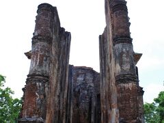 スフィンクスに似た巨大建造物の正面に回ってパチリ。

この建物、高さ17.5ｍ、奥行52ｍ、幅18ｍもある巨大な仏殿で、“ランカティラカ”（Lankatilaka）といい、１２世紀に“大王”パラークラマ・バーフ１世が建造し、１３世紀にヴィジャヤバーフ４世（在位：1270-72年）がリフォームしたもの。

前方のガードストーンの部分がスフィンクスの前足のように突き出ているので、横から見ると、あたかも獅子が腰を下ろしているように見えます。