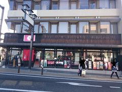 てぬぐい屋さん。
センスが良くて、見ているだけでも楽しい。
ここでは、鯉柄の巾着を購入した。

鯉といえば…
いとうあさこさんのＣＭがあったのを覚えてらっしゃるだろうか？
缶コーヒーのＣＭ。
あさこさんは、ブサイクな鯉役だった。
あれねー、本当に大好きで！
あのＣＭのあさこさん、昭和のエロスが溢れていると思う。
うっかり惚れて、あさこさんの本買っちゃった…笑