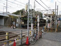 白旗神社を後にして小田急線藤沢本町駅の踏切を渡ります。