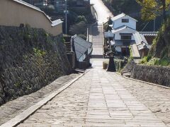 上ってきたこの"北台"には武家屋敷などがあり、商人である谷町通りを挟んで、また武家屋敷の"南台"があります。それで"サンドイッチ型城下町"などと称されているわけですね。
北台側のこの｢酢屋の坂｣からは南台まで綺麗に見渡せます(*^^*)
南台側の塩屋の坂には後ほど…