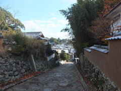 北台武家屋敷の通りをそのまままっすぐ、城方向へ向かう勘定場の坂を下ります
向こう側にちまっとした杵築城の天守が見えます。向こうも平山城ですかね。