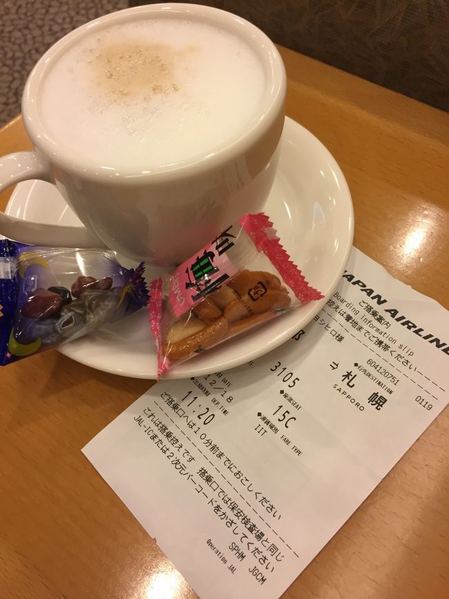     久しぶりの札幌です．<br />    名古屋発JAL便は就航都市が少なく，しかも新千歳や那覇空港はLCCがある為，経済性優先の理からめっきりJALは利用していません．<br />    今回は往復JALなので，出発前はゆったりとラウンジで過ごす事が出来ました．