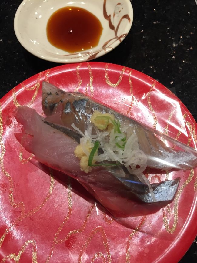     カウンターに着席し，アジから入りました．レーンには八角・生ズワイ・大間のマグロなどの北海道らしいネタが廻っています．