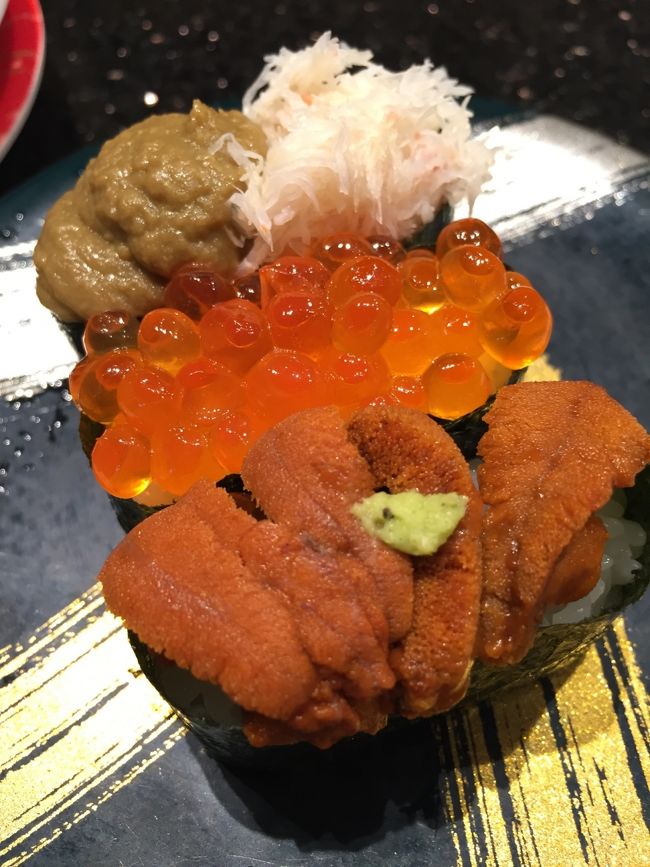     雲丹・イクラ・蟹味噌の軍艦三昧．雲丹は時期では無いのであまり期待しませんが，何も北海道らしいネタです．