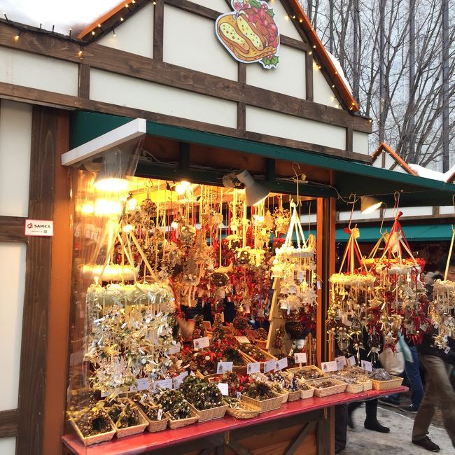     クリスマス雑貨やドイツのファストフード，勿論ドイツビールやワインを売る小さな店舗が出ていました．ドイツでは，アドヴェント（待降節）になると幾つものクリスマス市が開催され賑わいます．移動式遊園地まであって子供達にも好評です．