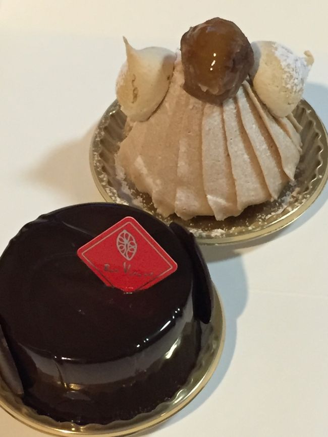     チョコレート・洋酒系が美味しいと評判のショコラティエ，2010年open．『ボン・ヴィバン』は，フランス語で”人生を楽しもう！”の意味らしい．<br />   手前が人気No.1グラッパ，奥がモンブラン．グラッパは蒸留酒45度を使用したアルコールガッツリの濃厚なチョコレートケーキ．<br />    モンブランは，小さな栗と繊細なメレンゲ菓子がチョコンと載って，刻んだ栗が中にも入っている優しいケーキ．何も大変美味しゅうございました，再訪したいお店ですね．<br />