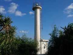 次に向かったのが黒島灯台。本当にこの先にあるのっていう道をくぐり抜けてとーちゃーく。