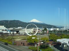 少し戻って清水駅。駅舎から富士山が綺麗に見えました。