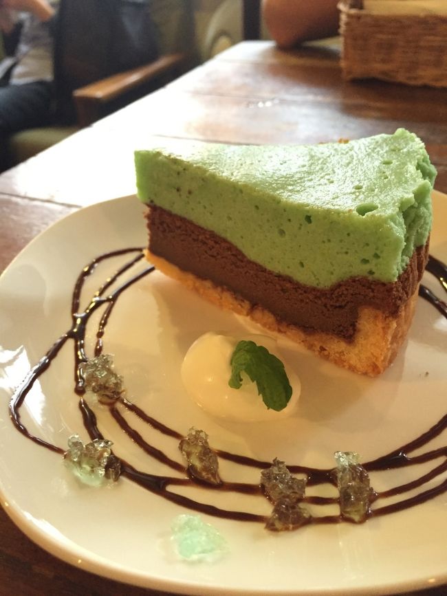 こちらはチョコミントタルト！<br /><br />チョコミントアイスはめずらしくないけれど、パフェやタルトはあまり見かけないんです。<br />なので、横浜からはるばる食べに来ましたよ。<br />いや～、満足満足。<br />ふたりだとシェアできていいですね♪<br />いつものようにおひとりさまだったら、パフェかタルトのどちらかしか食べられなかったでしょう。<br /><br />チョコミントパフェは季節限定だったのですが、今お店のHPを見たら、「ご好評につき、定番メニューとして通年提供することにしました！ 」とありました。<br />チョコミンターとしてはうれしい限りＯ(≧∇≦)Ｏ<br />チョコミントタルトは季節限定でしたが、季節ごとにちがったタルトやケーキがあるようです。