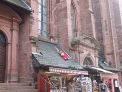 聖霊教会の横にあるお土産物屋さんの屋根にちらりと後ろ姿が見えました。