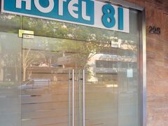 彼女様のご機嫌を損ねた？連れ込み宿を出ます。
・窓がない
・チェックイン時に隣で部屋を時間貸し交渉している人がいた
・異常に狭い部屋
・安い部類だが、値段にそぐわない感

そんなネガティブな思い出が多いHOTEL 81ですが、名誉の為に申し上げますとフロントの方はフレンドリー。
タクシーをお願いしてもすぐに対応してくれました。