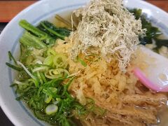 優し味の新宿東南口「かのやうどん」。
立ち食いとは思えない上品なスープが魅力。
