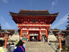 甥っ子のたっての希望で
伏見稲荷に来ました