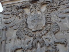 スペイン系ハプスブルク家（アブスブルゴ家）だから　ハプスブル家の紋章だーー

チェコから　帰ってきたから　この紋章　よく見かけたもんだー
