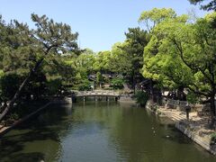 川を渡って住吉大社に行きます