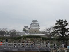 みゆき通りを冷やかしながら通行、約２０分ほどで姫路城に到着。
あれれれ？雨雲が近づいているみたい。
大改修を終え、白く輝く姫路城を見るつもりだったのに。