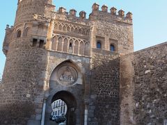 此の門が　みえたらすぐに　アルカサルの駅 バスの降り場。
