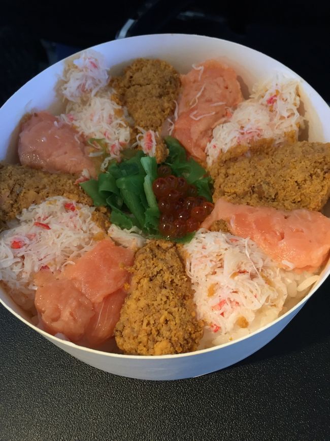 こちら華鮨．<br />ウニ・サケ・ズワイが彩良く配置され真ん中に少しのイクラ．<br />贅沢なラインナップです．鮨飯が程よく柔らかく美味しゅうございました．