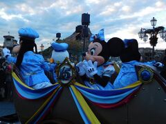 １６：００

抽選に外れたのでBBB１７：２５の部に並びます。

Mちゃんに残ってもらってドリンクを買いに出たら、ザ・イヤー・オブ・ウィッシュ グリーティングドライブに遭遇。

ミニー側に行きたかったけど、人が多くて断念したら・・・