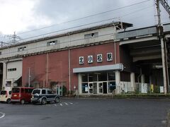 旅のスタートは北小松駅から。ここは無料で車が止められます。