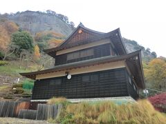 岩殿山ふれあいの館です。

大月市市政施行40周年の記念事業として、建てられました。
大月出身の山岳写真家.白籏史朗氏の写真館と展望室となっていて、市民の憩いの場になっています。