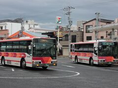 石山駅前のロータリー。帝産湖南交通のバスがいます。