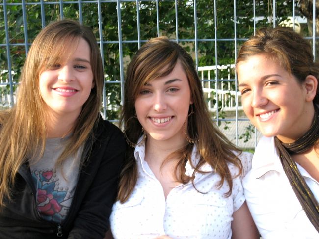 平成18年5月16日（火）行く先々で美女に出会う　ビルバオ　地下鉄ネグリ駅で<br /><br />　ホームのベンチで電車を待っていたOLたち。笑顔の美しい彼女たちと会って否が応でも朝からテンション全開となった。<br />　